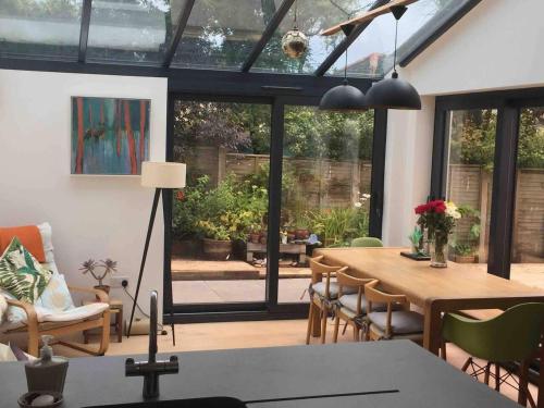 5 Bed House - Sleeps 15 - Pets - Garden - Parking in 金斯布里奇