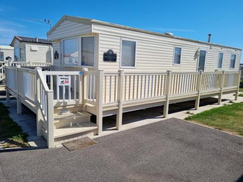 PG49 8 BERTH PET FRIENDLY CARAVAN GOLDEN PALM