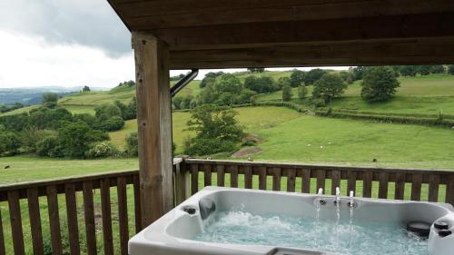 B&B Llanfyllin - Wheat Cottage - 5* Cyfie Farm with private covered hot tub - Bed and Breakfast Llanfyllin