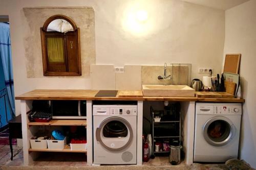 keuken, Spacious stylish Provencal house with terrace in Saignon