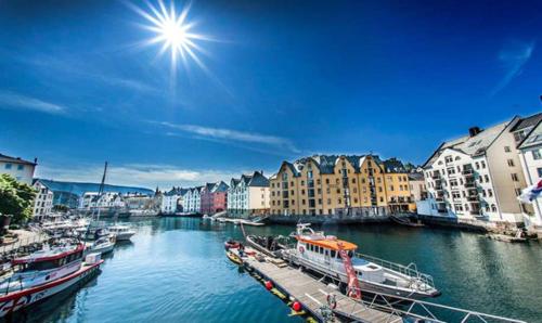 Ålesund Apartment with free parking – khách sạn tại Hessa