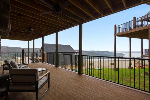 Eight-Bedroom House image 10