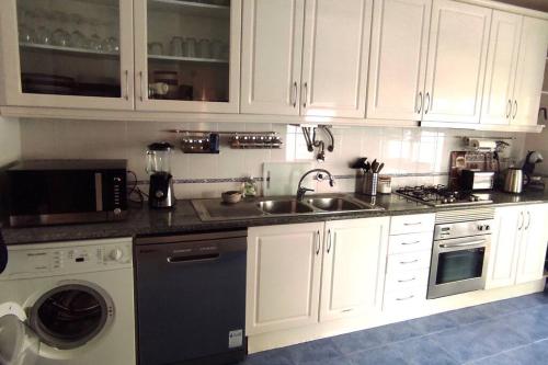 Bay Beach House-4 Bedrooms beach across the Road gîte à louer Peniche