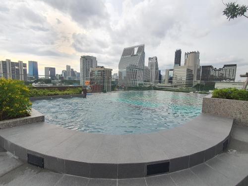 สระว่ายน้ำ, เดอะ ควอท ร่วมฤดี บาย ยูเอชจี (The Quart Ruamrudee by UHG) near ธนาคารกรุงศรีอยุธยา สาขาเพลินจิต