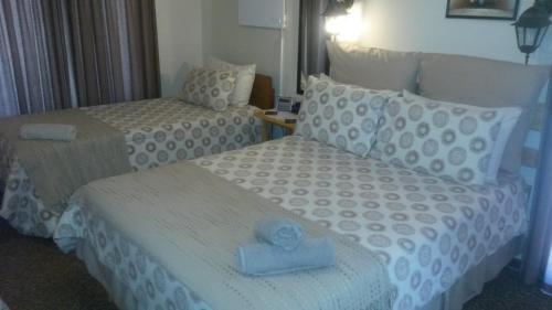 1 double bed, 2 twin beds