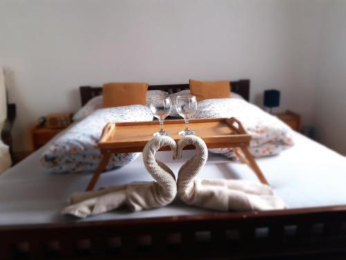 Chalupa pri vodopade obrázok