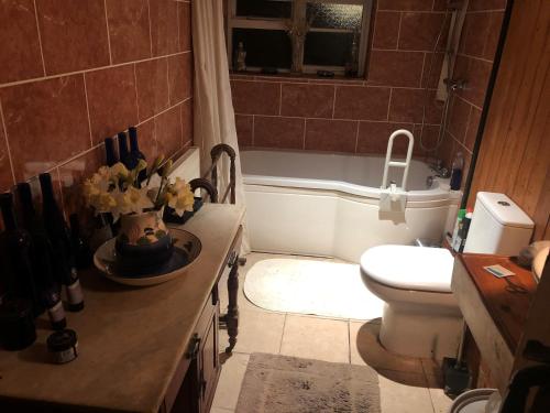 ฝักบัว, Double Room in Character Cottage With Parking, Beaulieu, New Forest in บิวลิยู