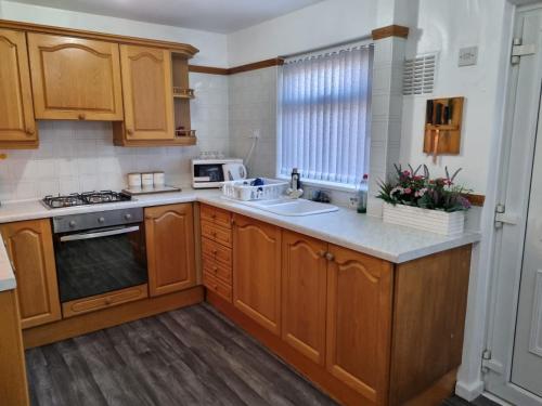 Centrally Located w/ Free Parking & Smart TV, Leeds (zdjęcie 7)