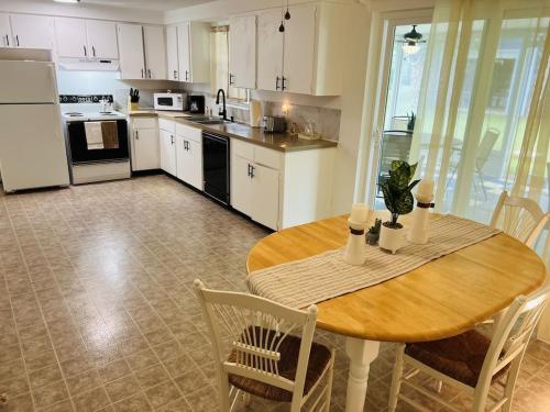 House of Shells, beautiful garden, fenced yard, dog friendly, fire pit! in คริสตัลริเวอร์ (FL)