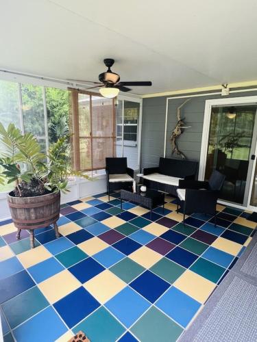 House of Shells, beautiful garden, fenced yard, dog friendly, fire pit! in คริสตัลริเวอร์ (FL)