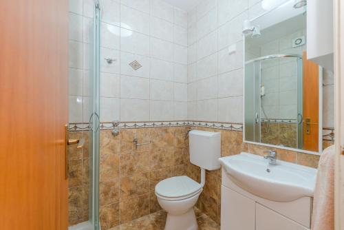 One-Bedroom Apartment with Balcony and Sea View image 9
