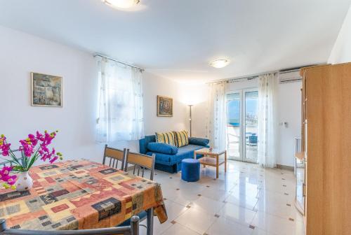 One-Bedroom Apartment with Balcony and Sea View image 4