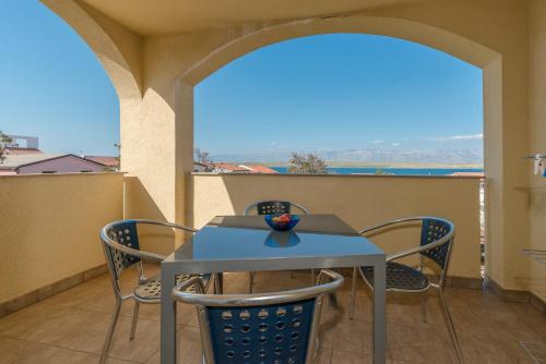One-Bedroom Apartment with Balcony and Sea View image 1