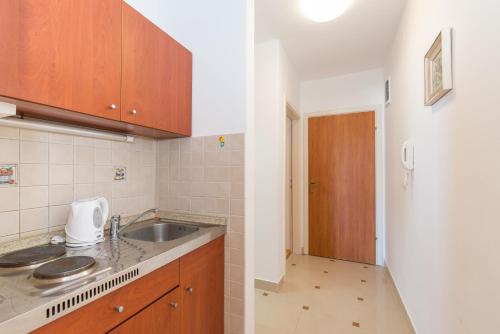 One-Bedroom Apartment with Balcony and Sea View image 5