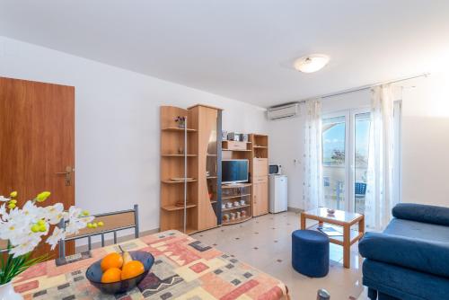 One-Bedroom Apartment with Balcony and Sea View image 4