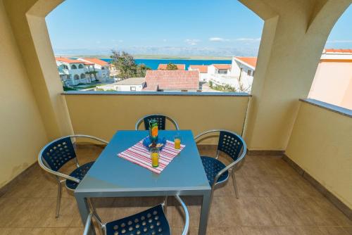 One-Bedroom Apartment with Balcony and Sea View image 1