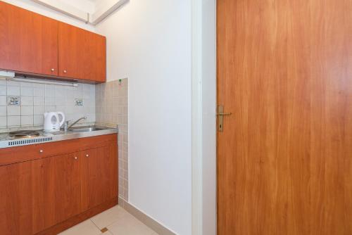 One-Bedroom Apartment with Balcony and Sea View image 5