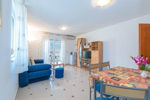One-Bedroom Apartment with Balcony and Sea View image 3