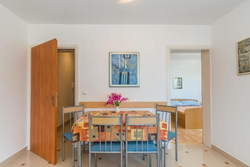 One-Bedroom Apartment with Balcony and Sea View image 2