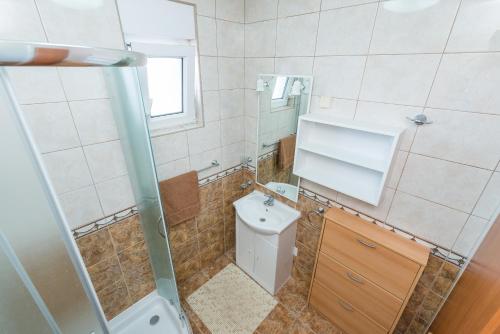 One-Bedroom Apartment with Balcony and Sea View image 6