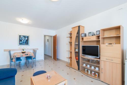 One-Bedroom Apartment with Balcony and Sea View image 3