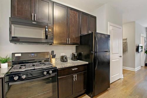 Stylish Studio Apartment in Portage Park - Pensacola 2N in Pulaski Park