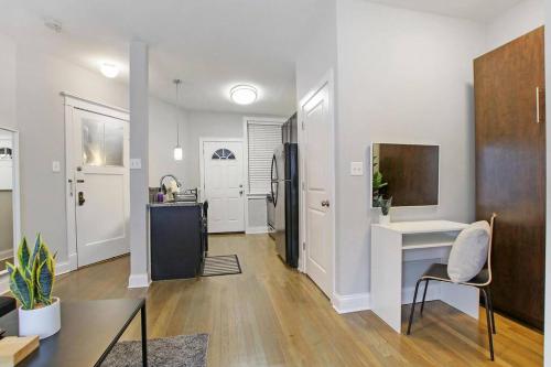 Stylish Studio Apartment in Portage Park - Pensacola 2N in Pulaski Park