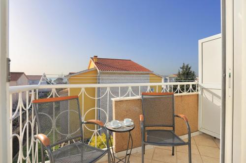 One-Bedroom Apartment with Balcony and Sea View image 2