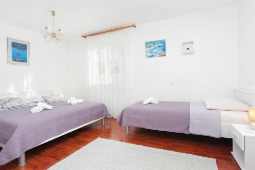 One-Bedroom Apartment with Balcony and Sea View image 9