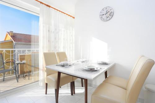 One-Bedroom Apartment with Balcony and Sea View image 4