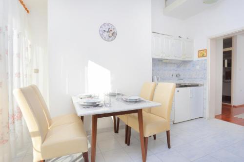 One-Bedroom Apartment with Balcony and Sea View image 3