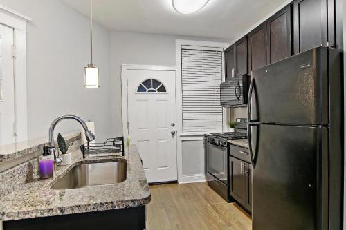 Stylish Studio Apartment in Portage Park - Pensacola 2N in Pulaski Park