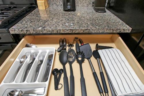 Stylish Studio Apartment in Portage Park - Pensacola 2N in Pulaski Park