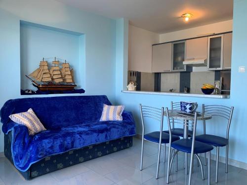 One-Bedroom Apartment with Terrace and Sea View image 5