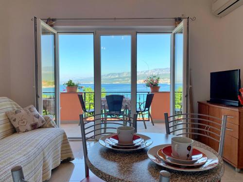 One-Bedroom Apartment with Terrace and Sea View image 5