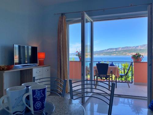 One-Bedroom Apartment with Terrace and Sea View image 4