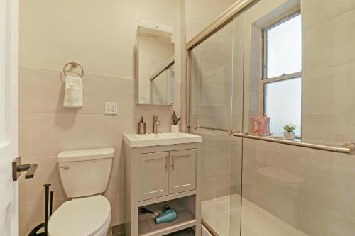Bathroom, Portage Park Modern Minimalist Studio Apartment - Pensacola 3W in Pulaski Park