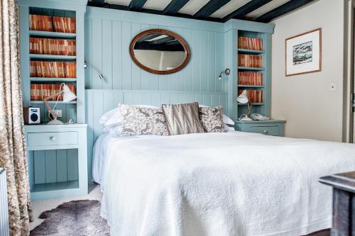 1 queen bed, 2 twin beds
