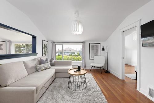 Newly Furnished and Freshly Painted 2 Bdr Suite 6 Guests total Centrally Located near Metrotown in Burnaby, Canada