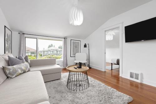 Newly Furnished and Freshly Painted 2 Bdr Suite 6 Guests total Centrally Located near Metrotown in Burnaby, Canada