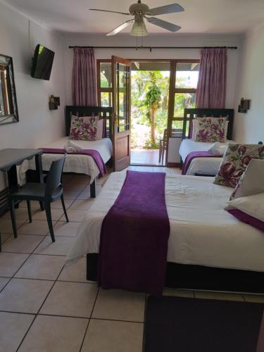 1 double bed, 2 twin beds