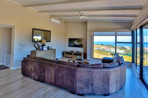 Chaval Cave, 5 Bedroom 6 bathroom in Zululami Coastal Estate, Sheffield Beach (foto 4)