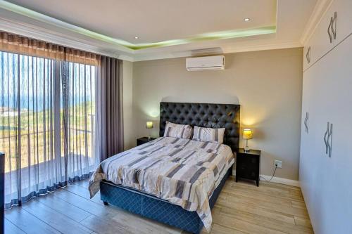 Chaval Cave, 5 Bedroom 6 bathroom in Zululami Coastal Estate, Sheffield Beach (foto 5)