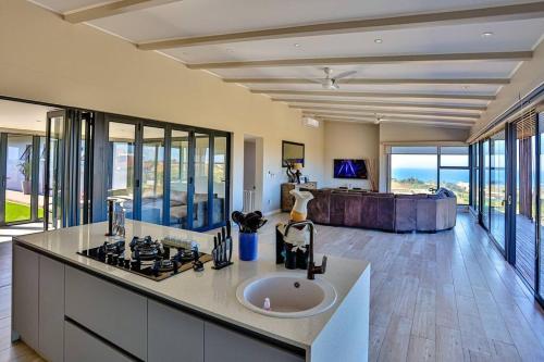 Chaval Cave, 5 Bedroom 6 bathroom in Zululami Coastal Estate, Sheffield Beach (foto 6)