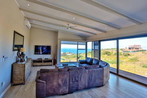 Chaval Cave, 5 Bedroom 6 bathroom in Zululami Coastal Estate, Sheffield Beach (foto 8)