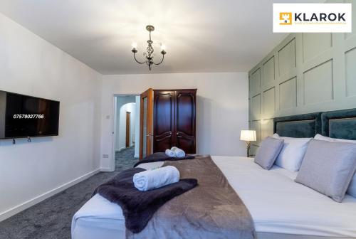 LONG STAYS 30pct OFF - Spacious 3 Bed with Parking & Keyless Access By Klarok Short Lets & Serviced Accommodation