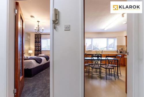 LONG STAYS 30pct OFF - Spacious 3 Bed with Parking & Keyless Access By Klarok Short Lets & Serviced Accommodation