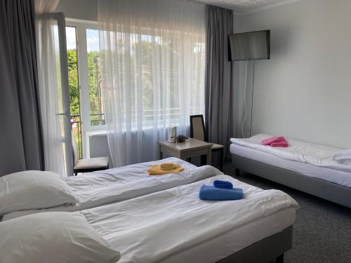 2 twin beds, 1 sofa bed
