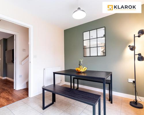 LONG STAYS 30pct OFF - Beautiful 3 Bed & Parking By Klarok Short Lets & Serviced Accommodation