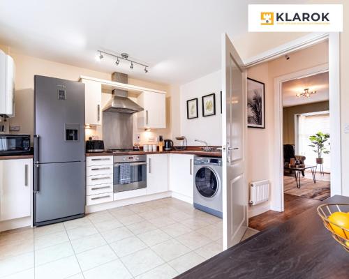 LONG STAYS 30pct OFF - Beautiful 3 Bed & Parking By Klarok Short Lets & Serviced Accommodation